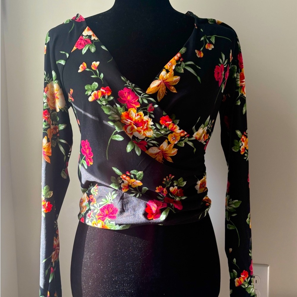 🌺New w/tags~ Cute Floral Top, Size L🌺